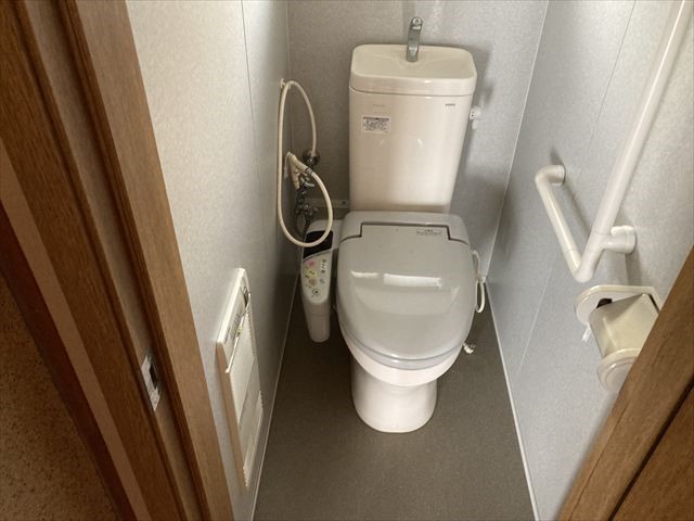 ◆トイレ｜窓のある明るい１階トイレ