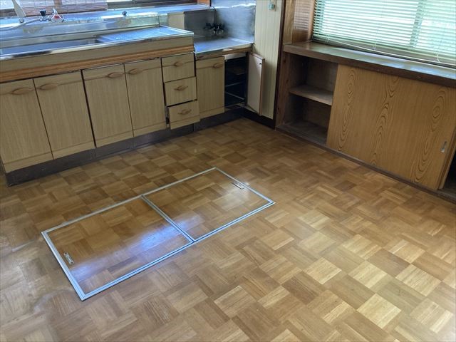 ◆キッチン｜勝手口付きのキッチンで、ごみ出しや買い物後の出入りもスムーズ