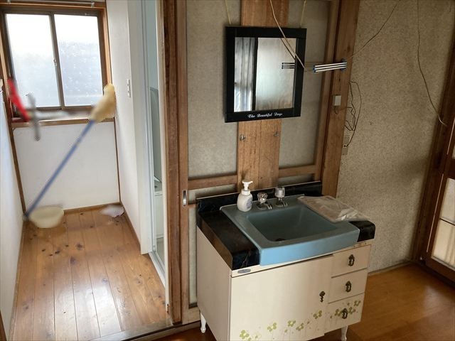 ◆洗面室｜湿気がこもりがちな洗面室も、窓を開ければ一気に空気の入れ替えが可能！