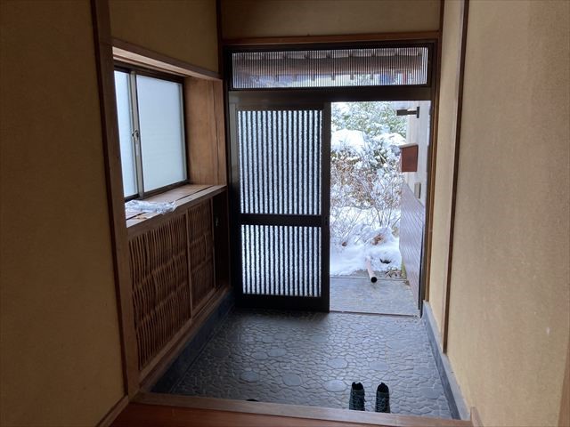 【玄関】広い玄関で靴の履き替えもスムーズにできます