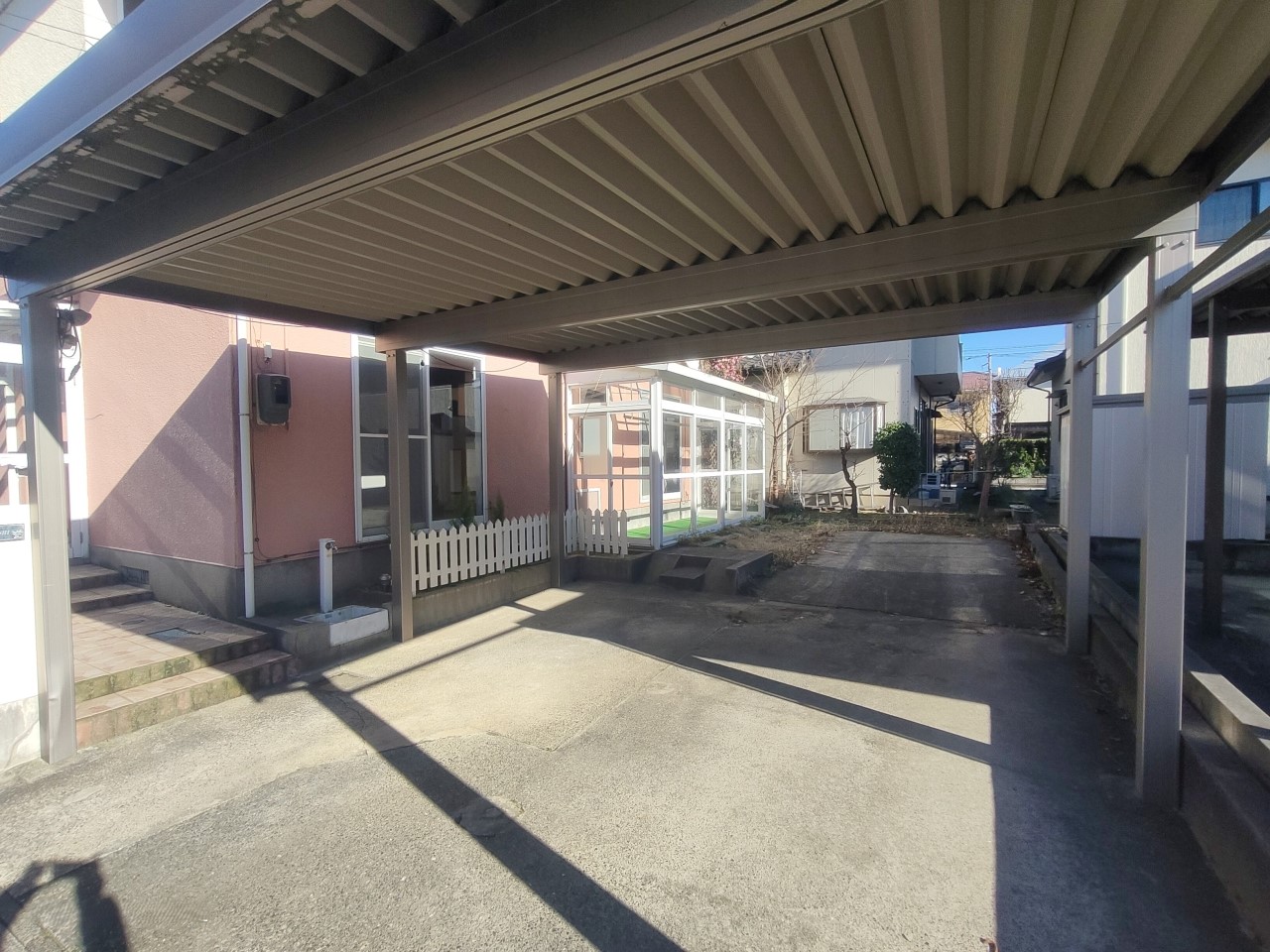 奥行きのあるカーポート付で悪天候時も安心です♪  