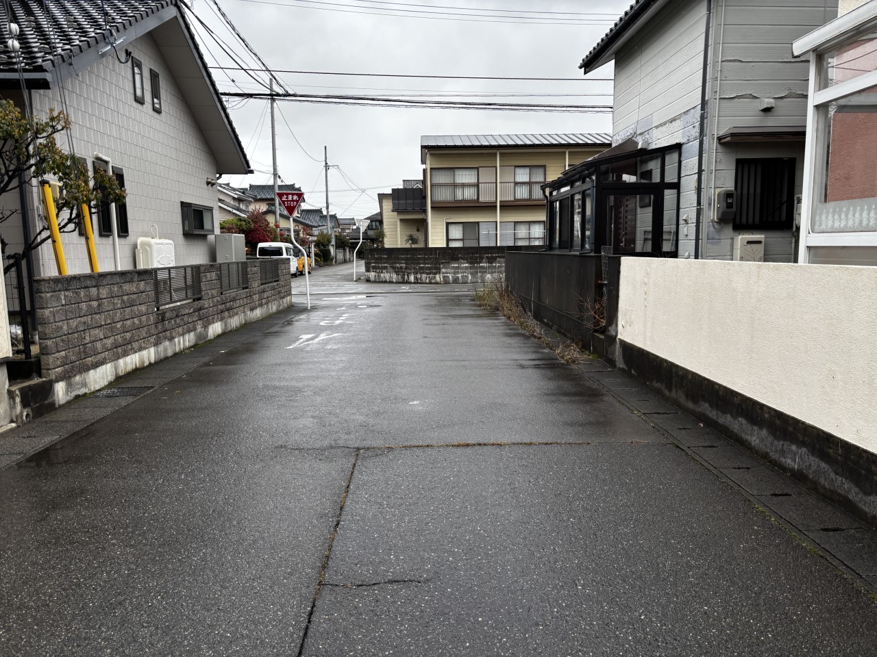 前面道路5.9mと車2台がすれ違う幅があり安心です