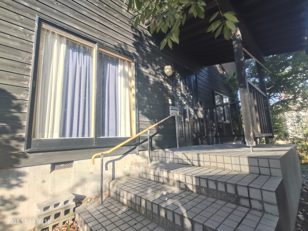 毎日の出入りがスムーズな、ゆとりある玄関ポーチ