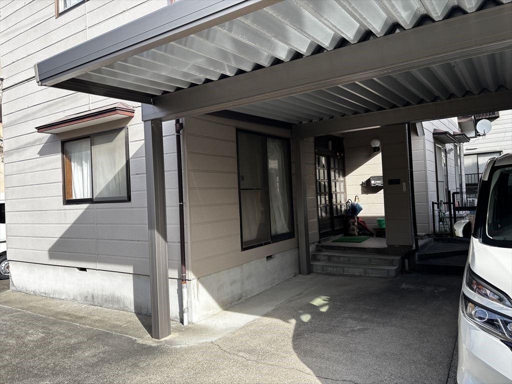 カーポート付きなので、雨の日でも濡れることなく快適。紫外線から大切なお車を守ります！