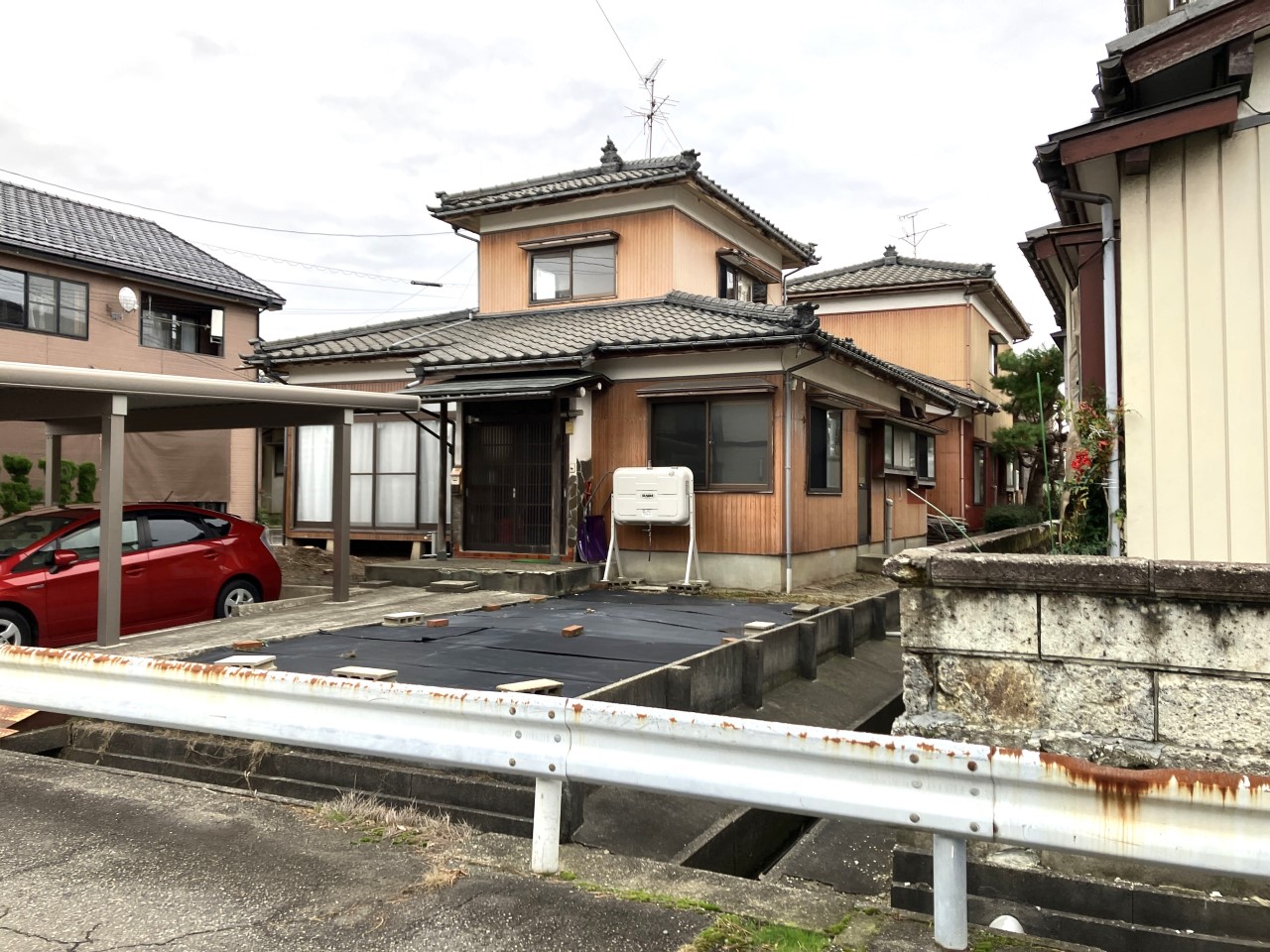 両隣との距離も適度で、窮屈さを感じにくい配置が魅力!