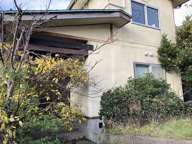 ◆外観｜敷地内に駐車スペースを確保しており、お車をお持ちの方にも安心です