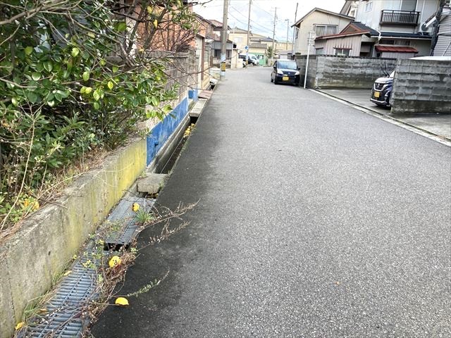 ◆全面道路｜前面道路6mと車2台がすれ違う幅があり安心です