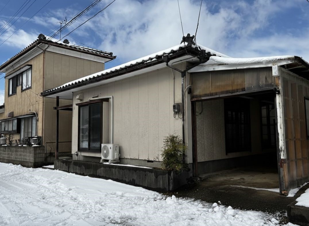 ◆外観｜敷地内に駐車スペースを確保しており、お車をお持ちの方にも安心です（2026年2月撮影）