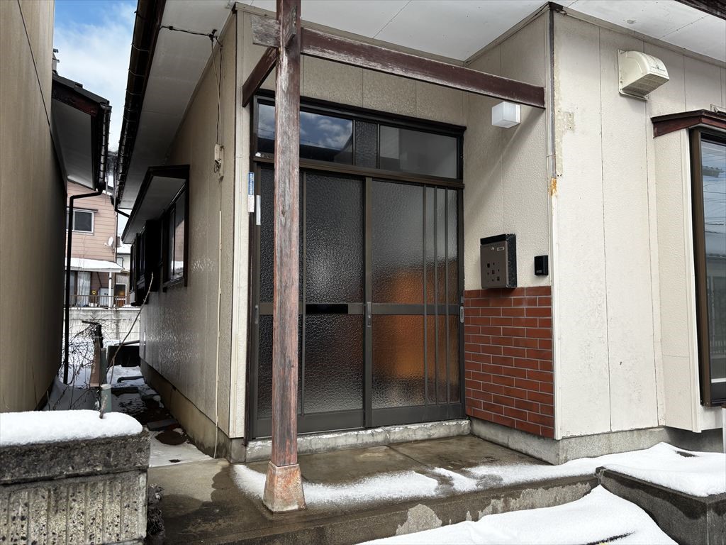 ◆外観｜温もりのある玄関スペース（2026年2月撮影）