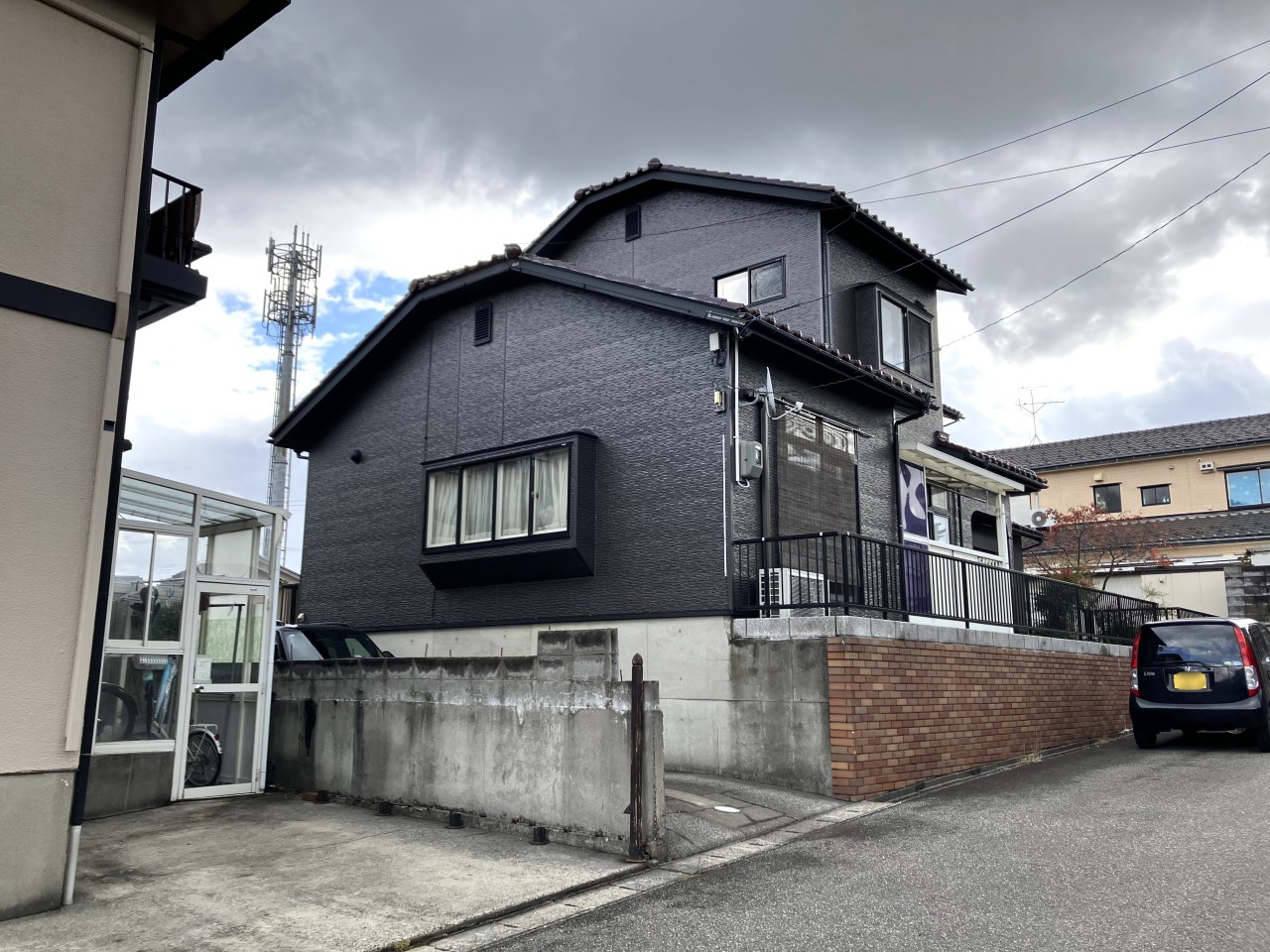 【リフォーム前：外観】コンビニまで徒歩5分（約350ｍ）の立地です♪※2025年11月撮影