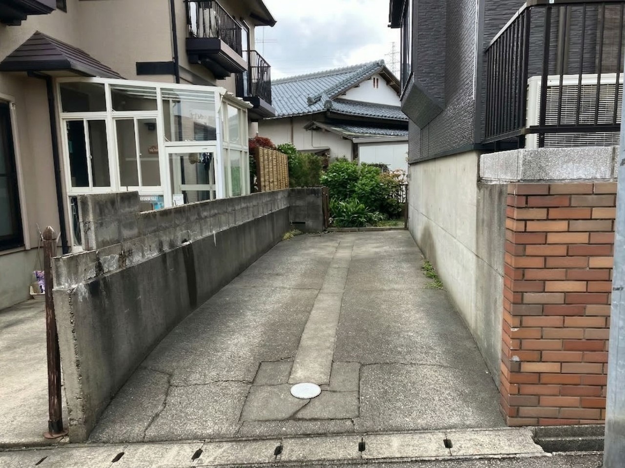 【リフォーム前：駐車場】2台停められる駐車スペースがあります♪※2026年3月撮影