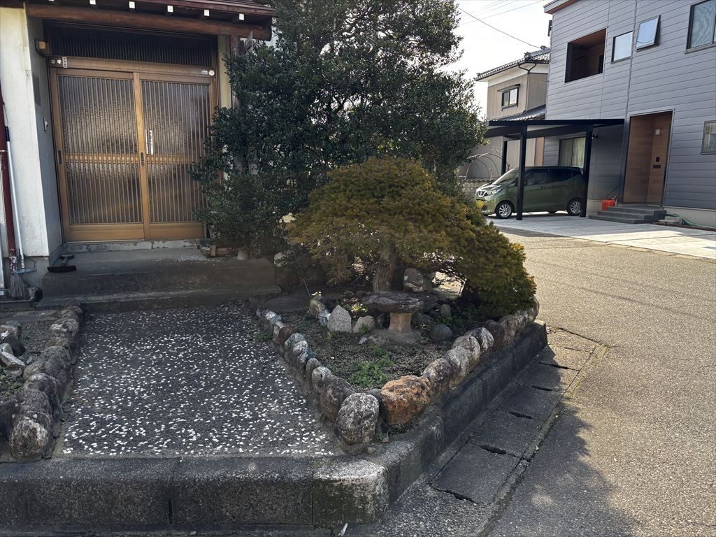 【玄関】小学校＆買い物施設まで徒歩圏の便利な立地♪※2026年3月撮影