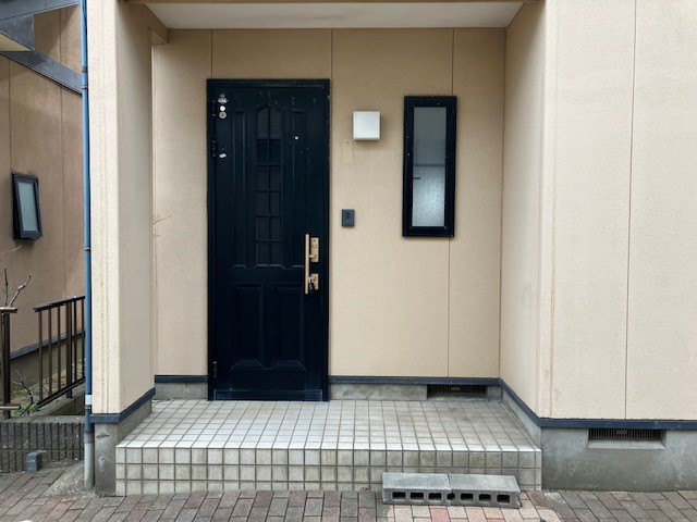 【玄関】玄関ポーチのある玄関で雨の日も安心♪※2026年3月撮影