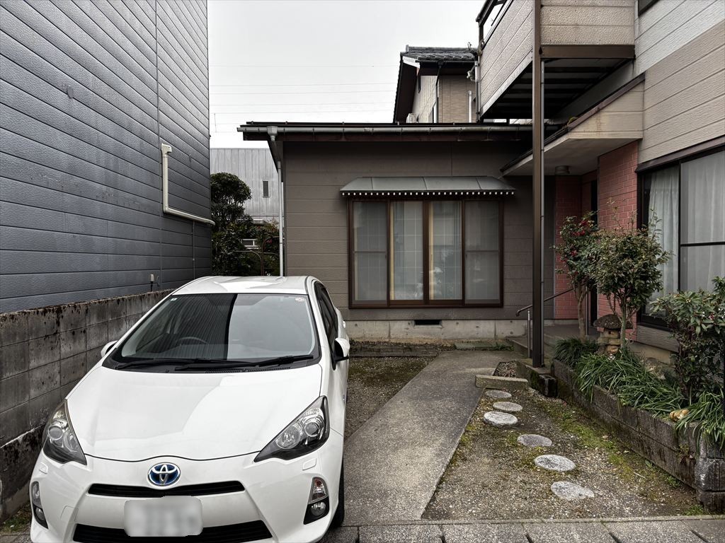 【外観】2台駐車可能なスペース付き♪※2026年4月撮影