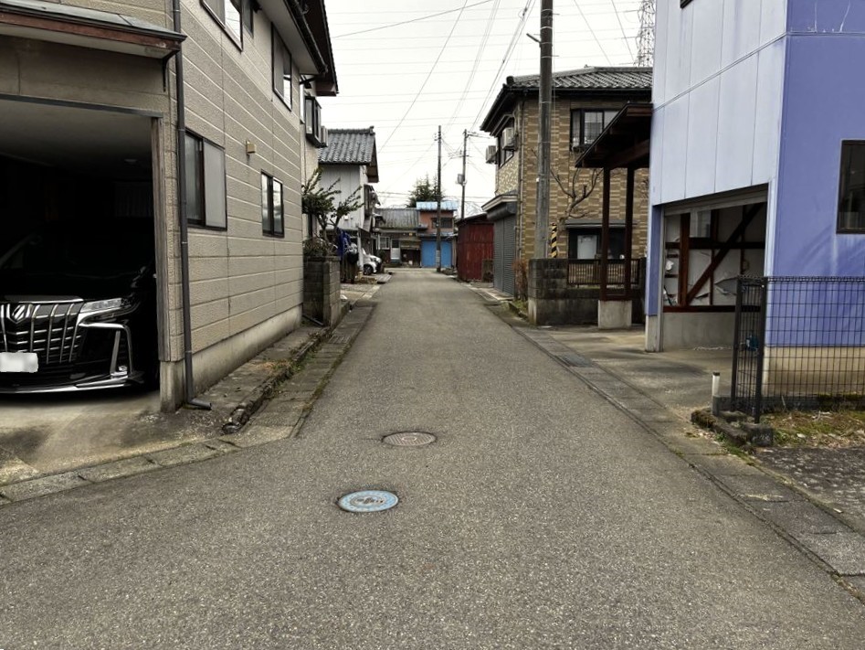 前面道路6m以上あるので、駐車が苦手な方でも安心です◎