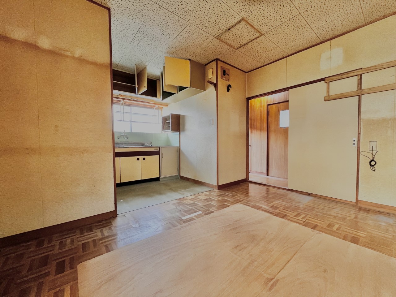 【リビング】※リフォーム前の写真です。（２０２６年１月撮影）