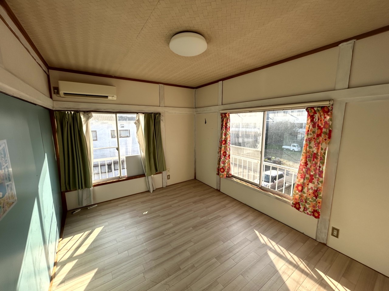 【２F洋室】※現況販売となります。（2026年２月撮影）２F6帖の洋室♪明るく開放感のあるお部屋です♪