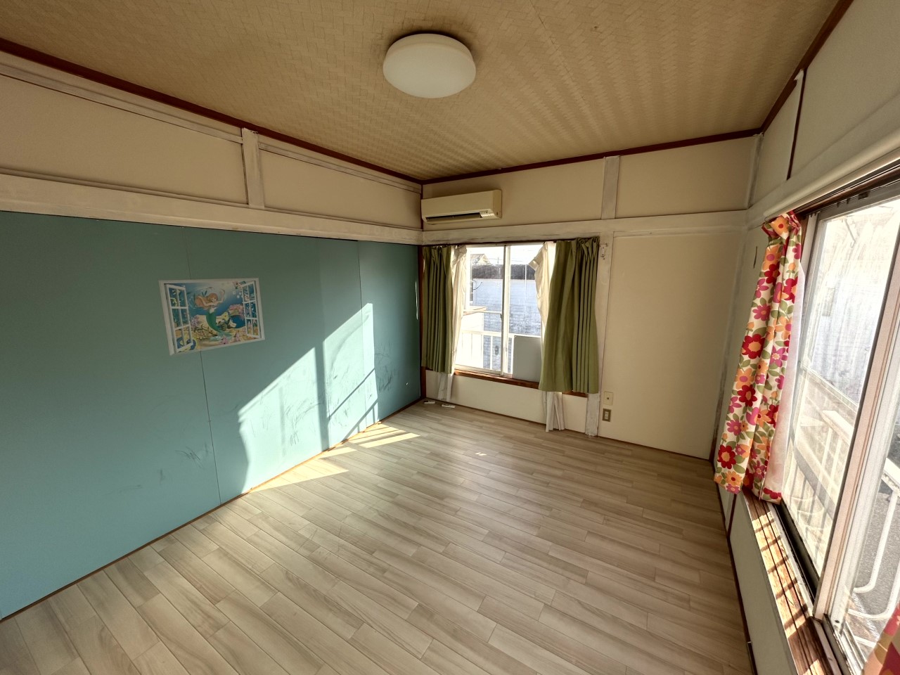 【２F洋室】※現況販売となります。（2026年２月撮影）アクセントクロスがお洒落です♪