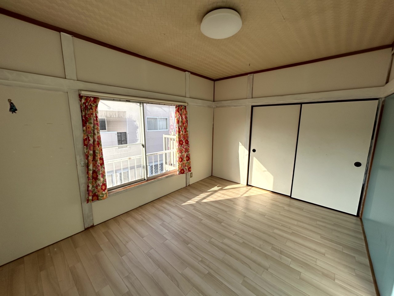 【２F洋室】※現況販売となります。（2026年２月撮影）家具を置いても充分な広さを確保できます♪