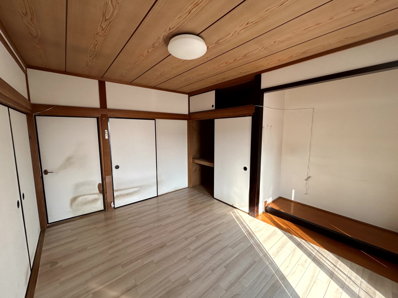 【２F洋室】※現況販売となります。（2026年２月撮影）和洋折衷のお洒落な内装♪