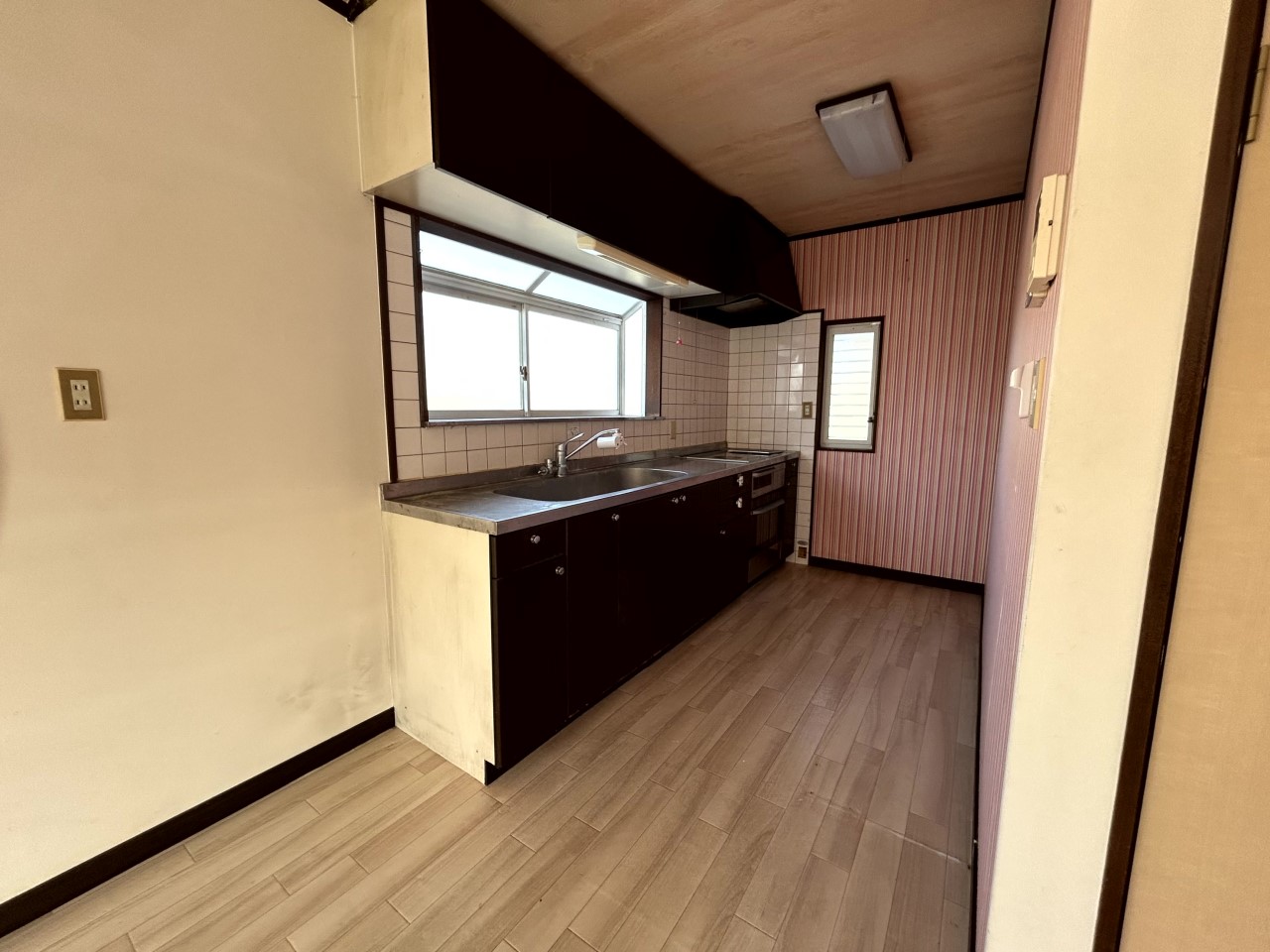 【キッチン】※現況販売となります。（2026年２月撮影）窓もあるので換気もしやすい◎