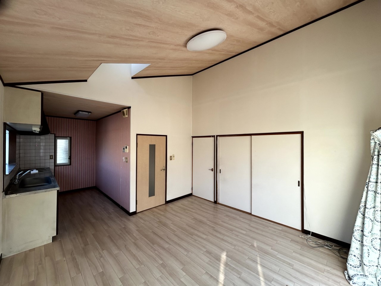 【リビング】※現況販売となります。（2026年２月撮影）２階がリビングのお家です♪