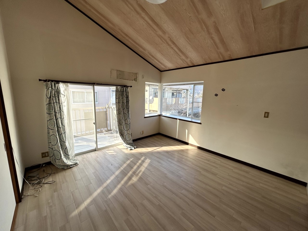 【リビング】※現況販売となります。（2026年２月撮影）勾配天井がお洒落な雰囲気です♪