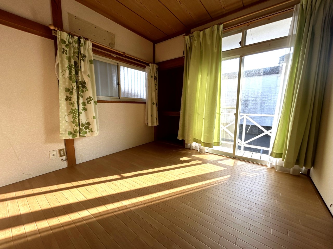 【１F洋室】※現況販売となります。（2026年２月撮影）１F4.5帖の洋室♪テラス付きです♪