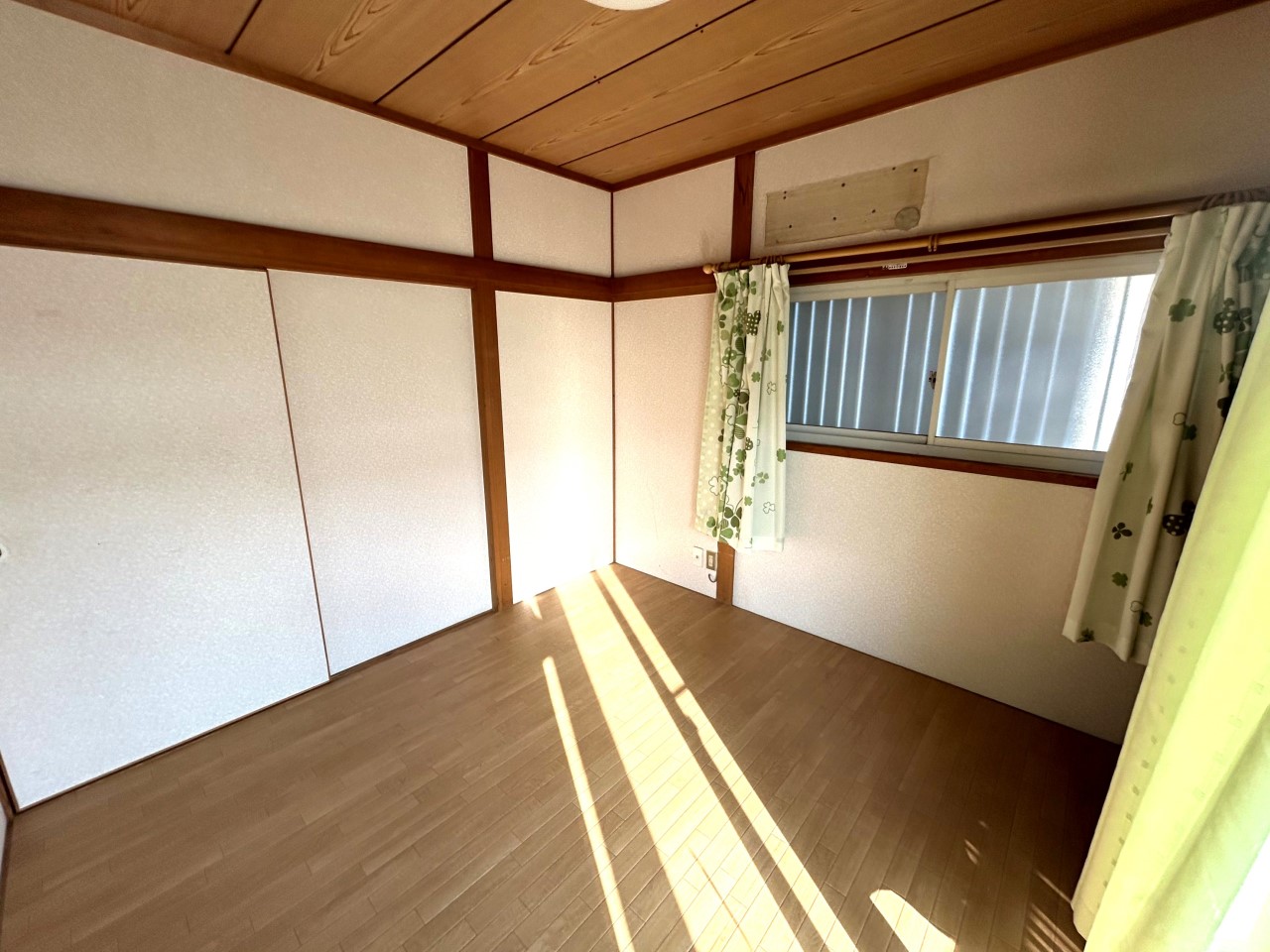 【１F洋室】※現況販売となります。（2026年２月撮影）2面採光で陽当たりが良いお部屋です♪