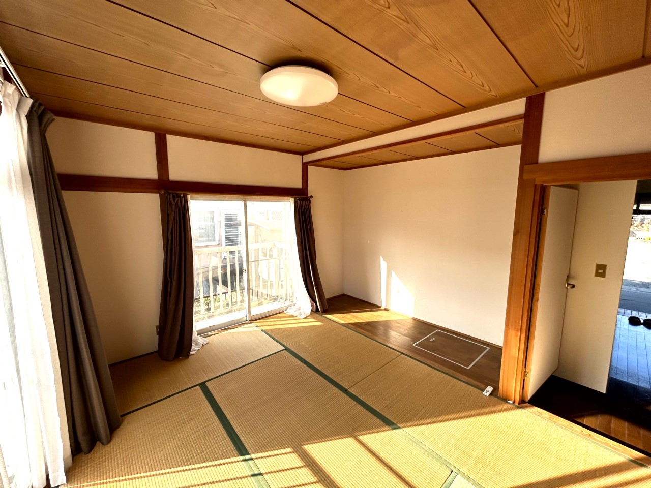 【１F和室】※現況販売となります。（2026年２月撮影）掃き出し窓から心地よい風と光が入ってきます♪