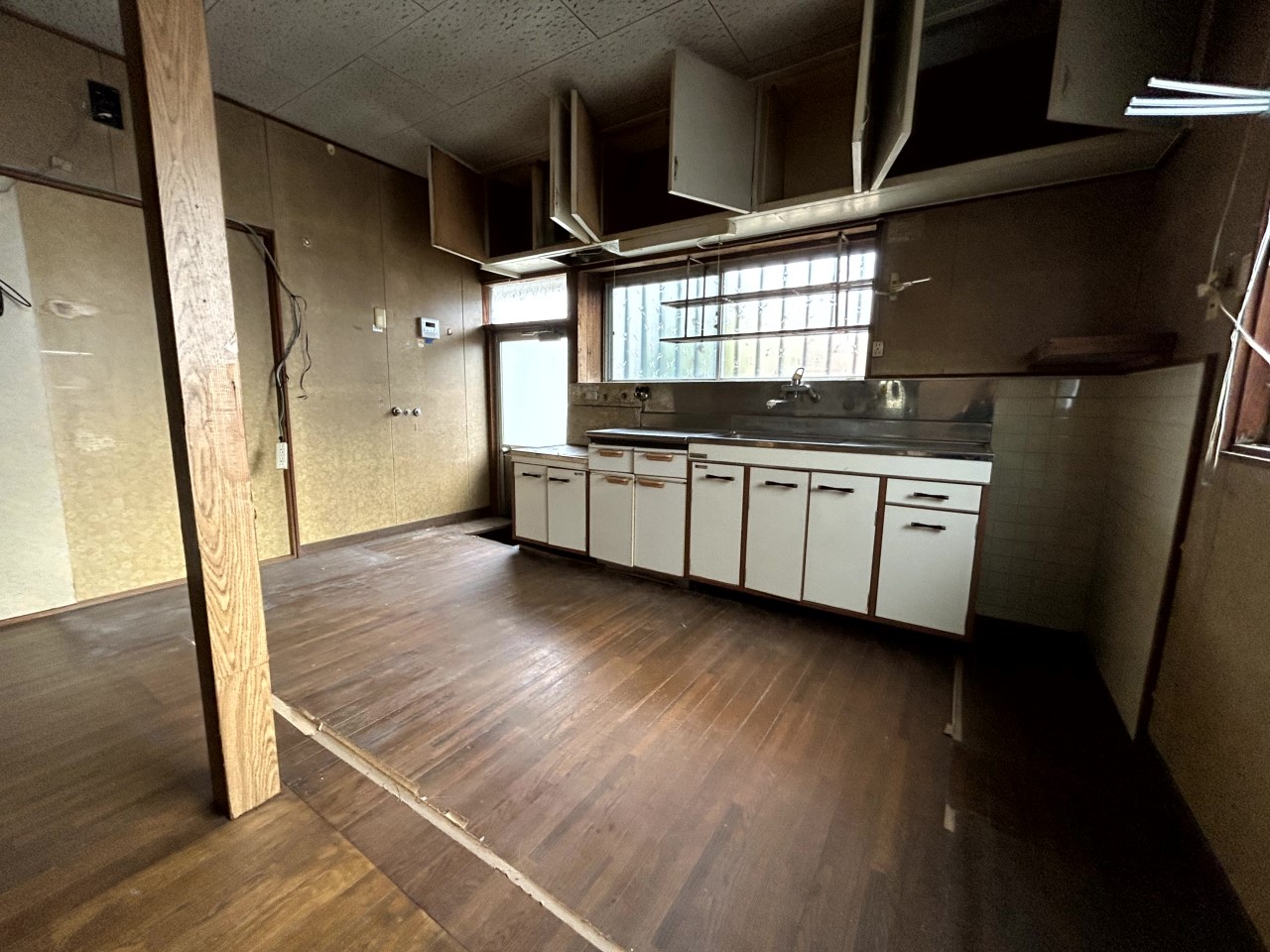 【キッチン】※現況販売となります。（2026年2月撮影）勝手口付きなのでゴミ出しなども楽にできます♪