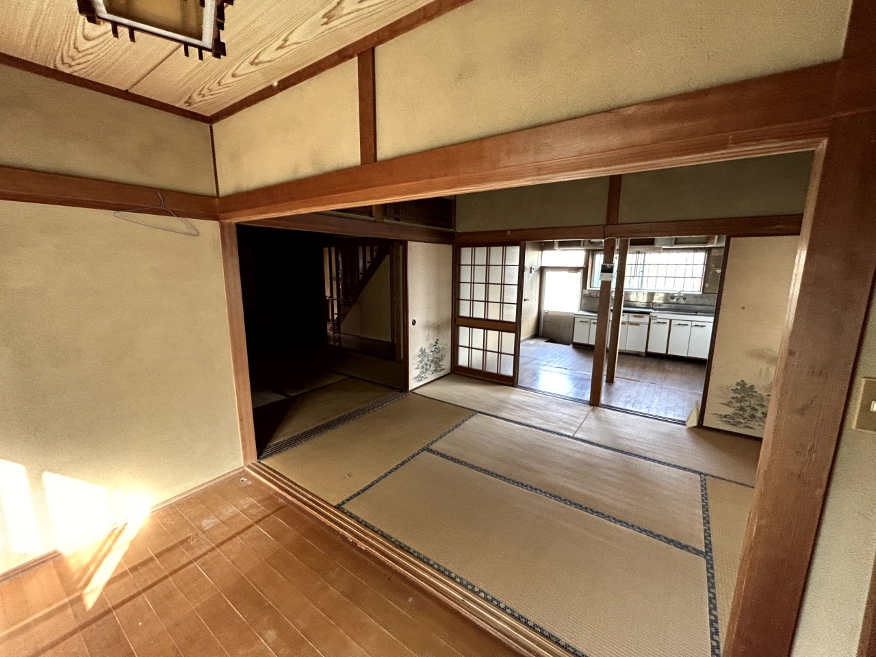 【和室】※現況販売となります。（2026年2月撮影）キッチン・和室・縁側と扉を開けて開放的に使えます♪