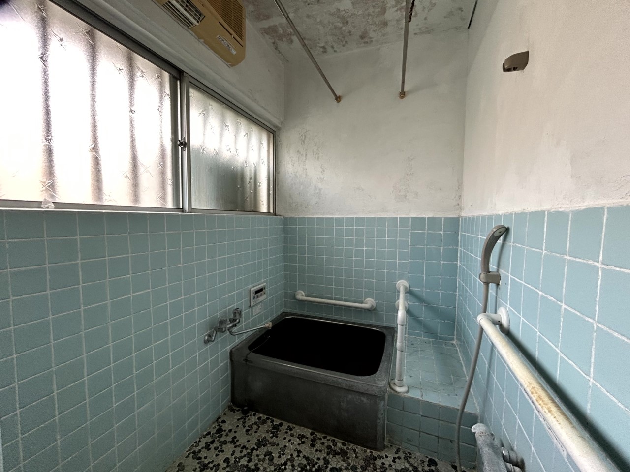 【浴室】※現況販売となります。（2026年2月撮影）タイル張りのお風呂♪窓があるので換気も充分にできます♪