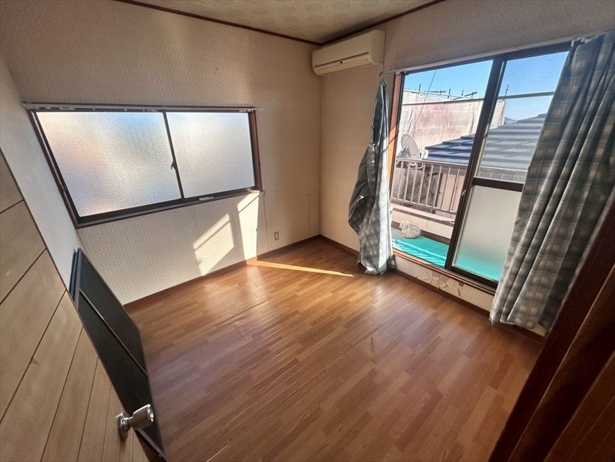 【2F洋室】4.5帖のコンパクトなお部屋なので趣味の部屋などにもおすすめ♪（２０２６年３月撮影）