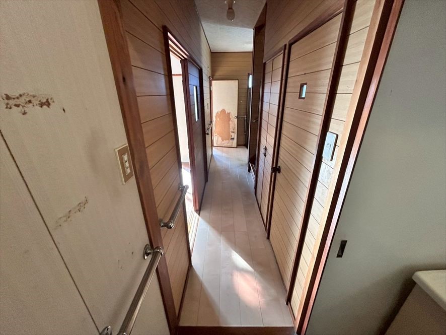 【廊下】木のぬくもりを感じられる内装です♪（２０２６年３月撮影）