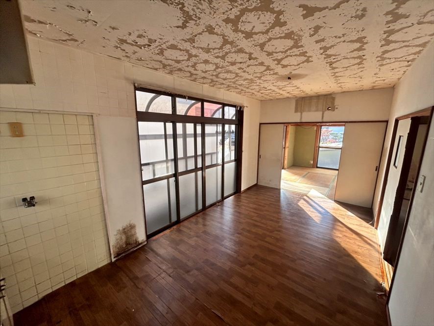 【居間】大きな窓から沢山の光が差し込み明るい空間♪（２０２６年３月撮影）