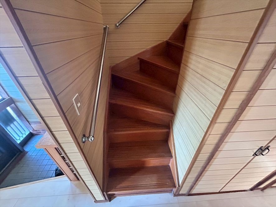 【階段】手すり付きなので上り下りも安心です♪（２０２６年３月撮影）