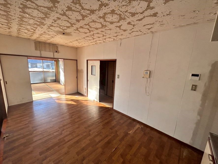 【居間】続き間の和室６帖と繋げて広々大空間としても活用できます♪（２０２６年３月撮影）