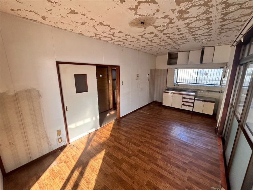 【キッチン】壁付けのキッチン♪収納たっぷりです♪（２０２６年３月撮影）