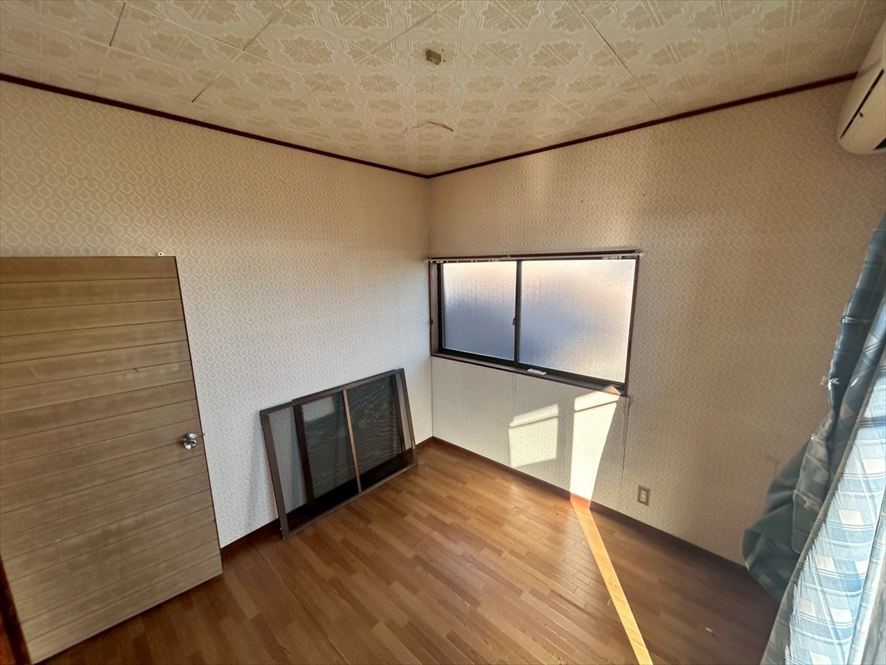 【2F洋室】２面採光で明るく過ごしやすい空間です♪（２０２６年３月撮影）