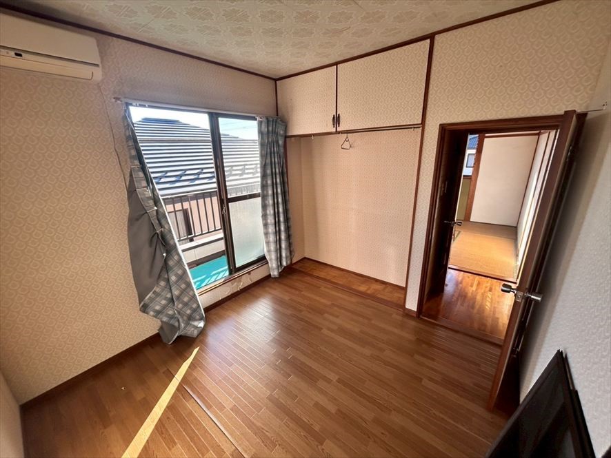 【2F洋室】バルコニーに繋がっているのでお布団を干すときも便利です♪（２０２６年３月撮影）