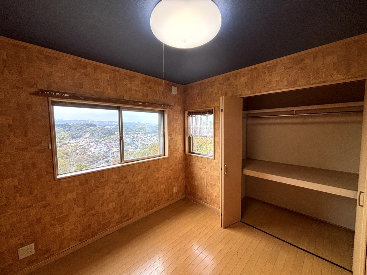 【２F洋室】※現況販売となります。（2026年３月撮影）大きな収納には洋服や日用品などたっぷりしまえます♪