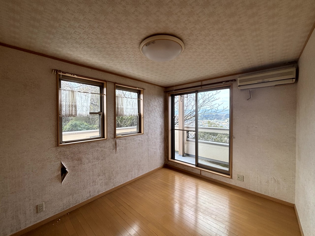 【２F洋室】※現況販売となります。（2026年３月撮影）バルコニーに出入りできるので洗濯物やお布団を干すのに便利です♪