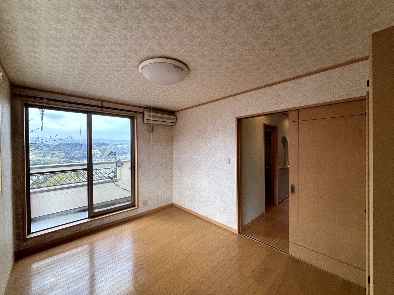 【２F洋室】※現況販売となります。（2026年３月撮影）陽当りが良いのでお洗濯物もすぐに乾きそうです♪