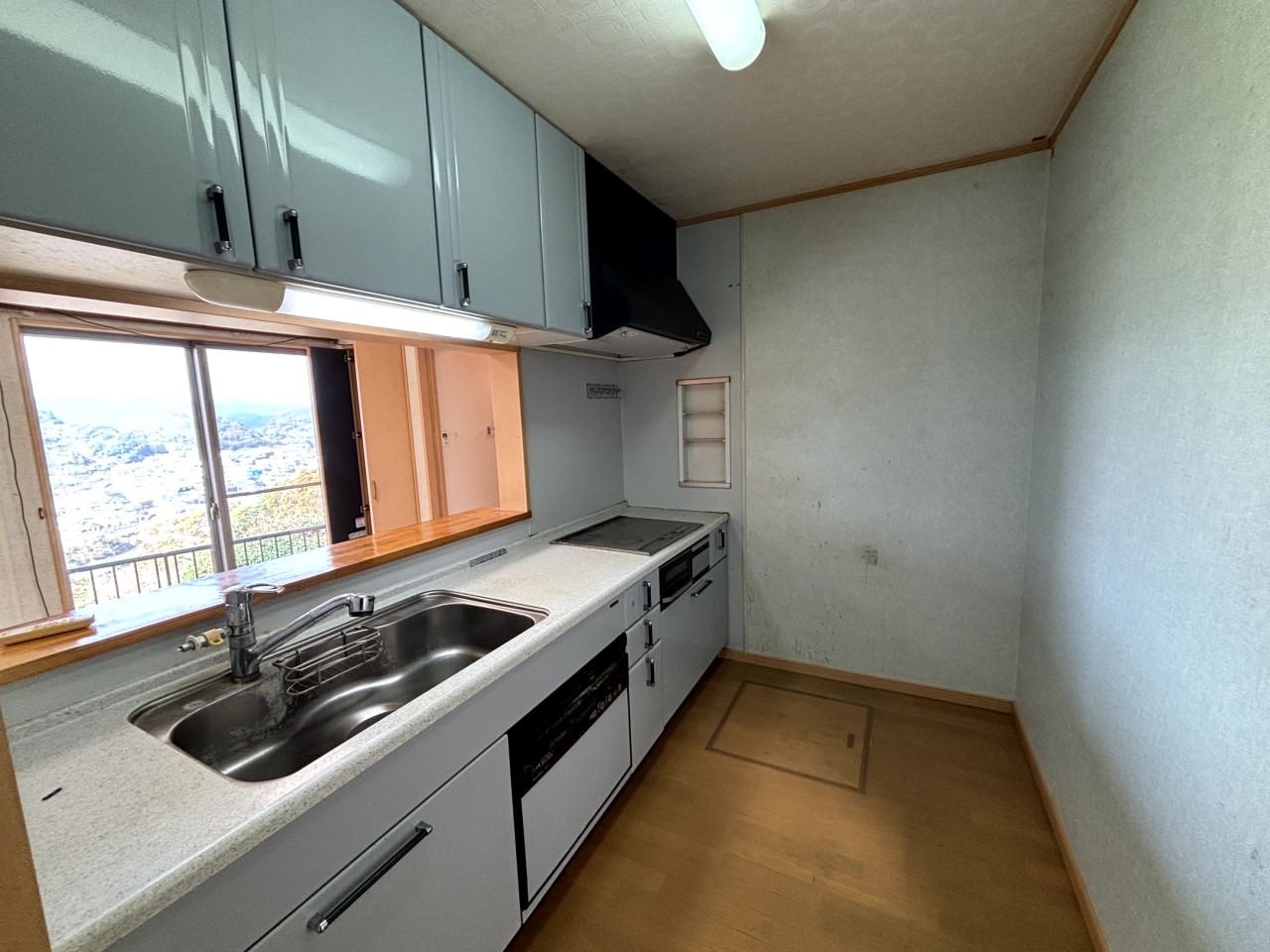 【キッチン】※現況販売となります。（2026年３月撮影）収納たっぷりのキッチン♪調理器具などスッキリと整頓できます♪