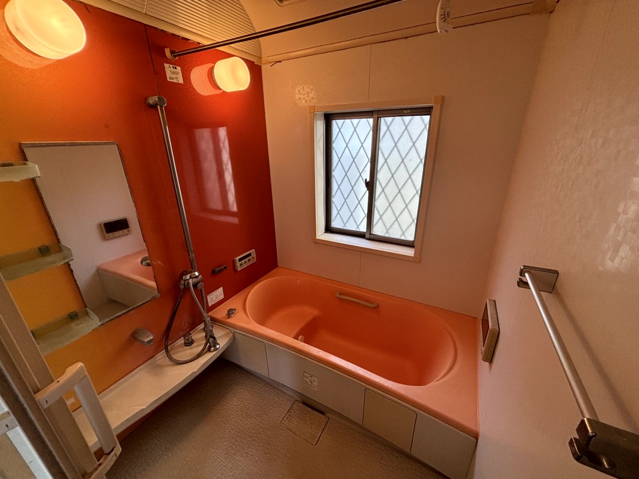 【バスルーム】※現況販売となります。（2026年３月撮影）ベンチ付きで半身浴も楽しめる浴槽♪