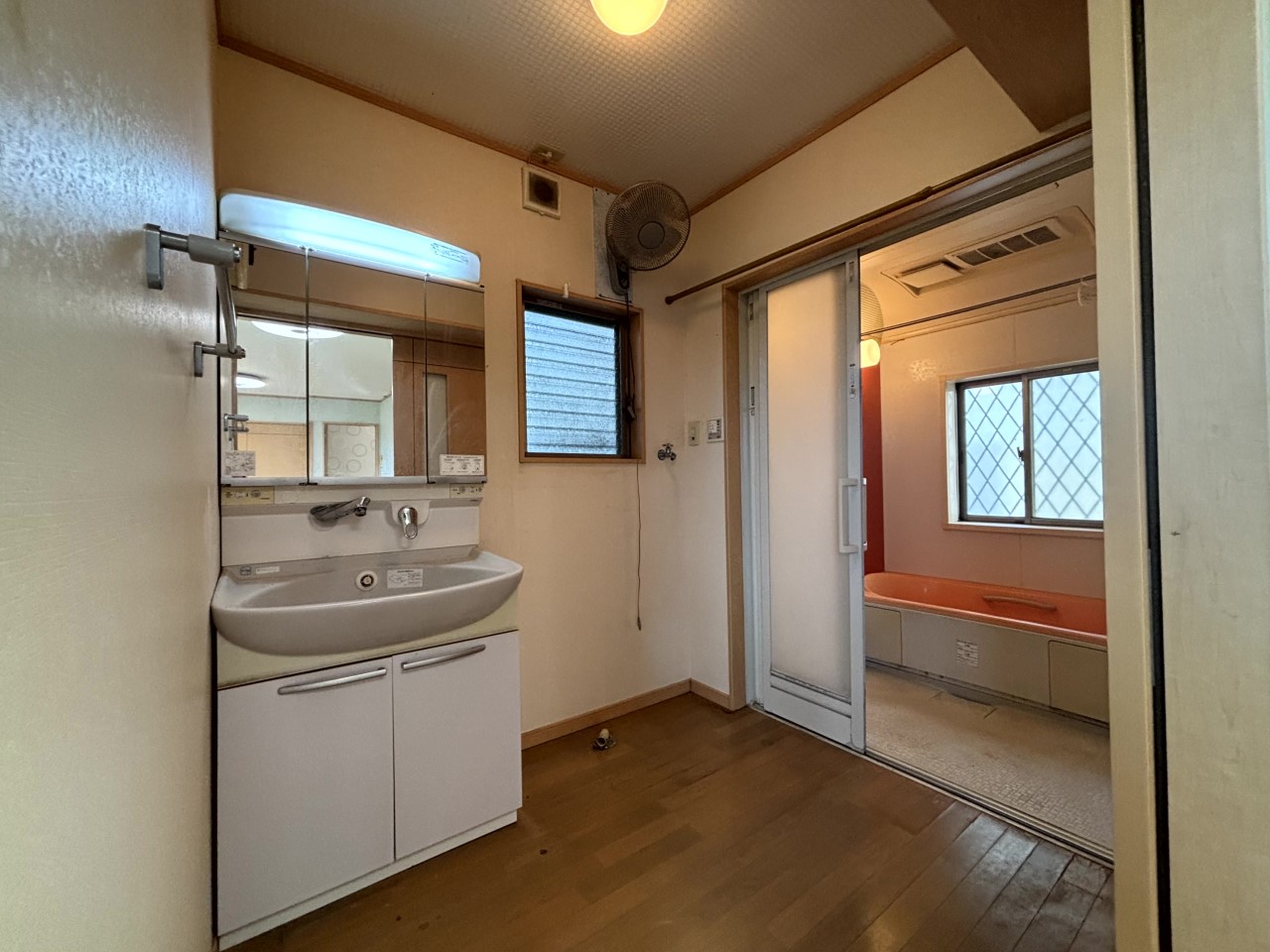 【洗面脱衣室】※現況販売となります。（2026年３月撮影）着替えもしやすい広々とした洗面脱衣室♪