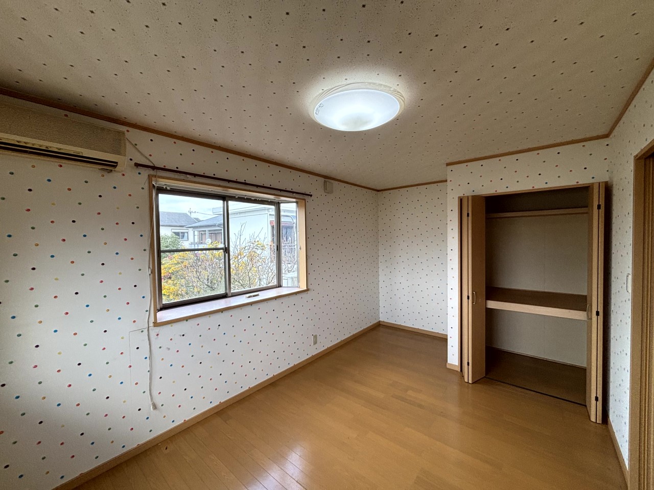 【２F洋室】※現況販売となります。（2026年３月撮影）収納付きでお部屋を広く使えます♪