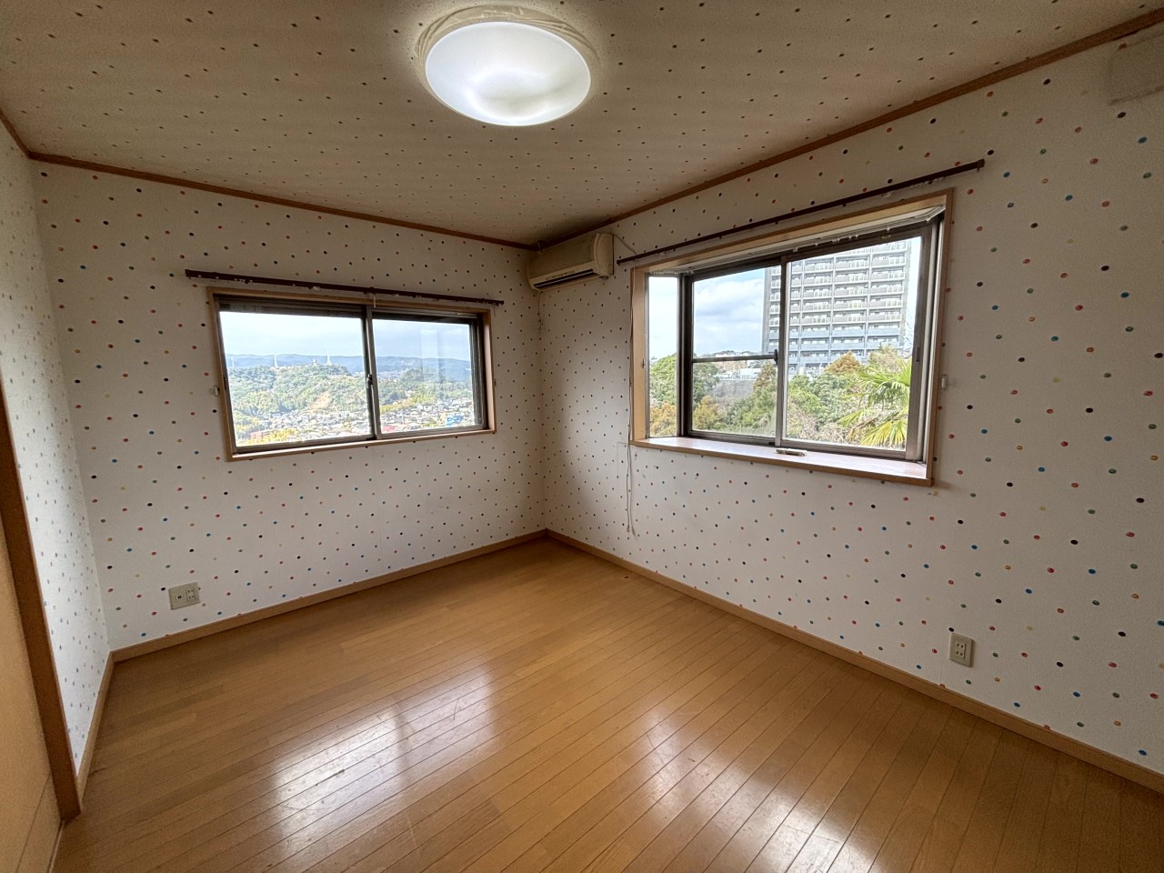 【２F洋室】※現況販売となります。（2026年３月撮影）２面採光なので明るく快適に過ごせます♪
