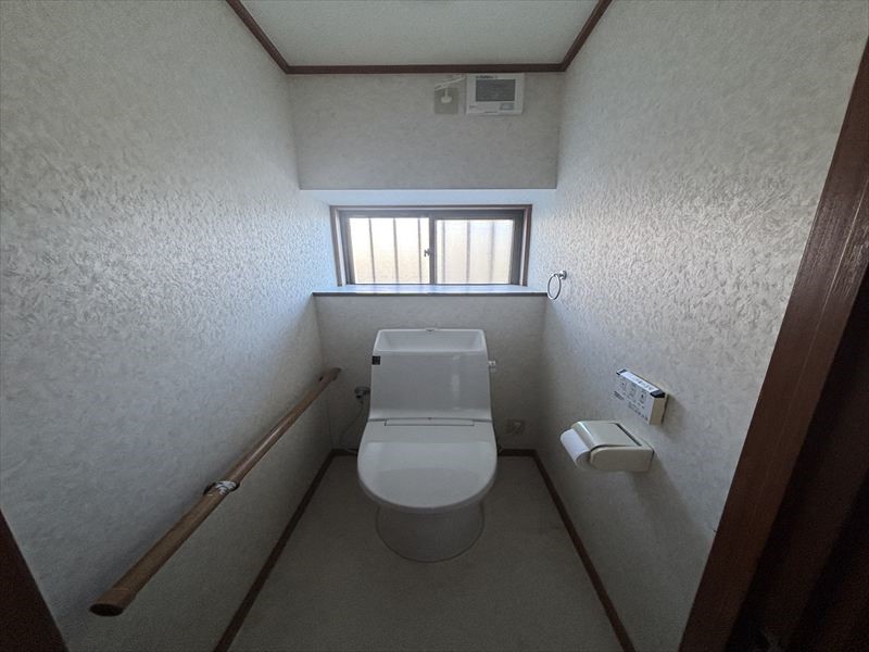 【トイレ】※現況販売となります（2026年4月撮影）手洗い器付きのトイレ♪窓もあるので換気もしやすい♪